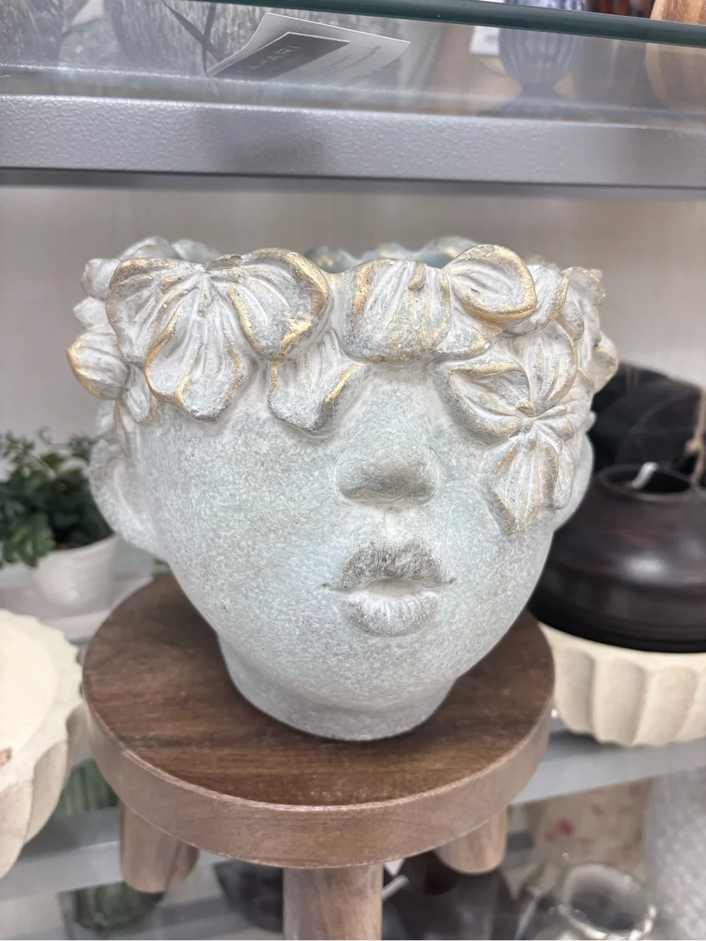 Flower head flower pot, golden accents